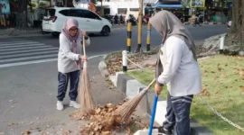 Keterangan Foto : Pegawai Lapas Cirebon Gotong royong bersihkan Halaman Sekitar Lapas, (Jum'at, 10/5/2024) 
