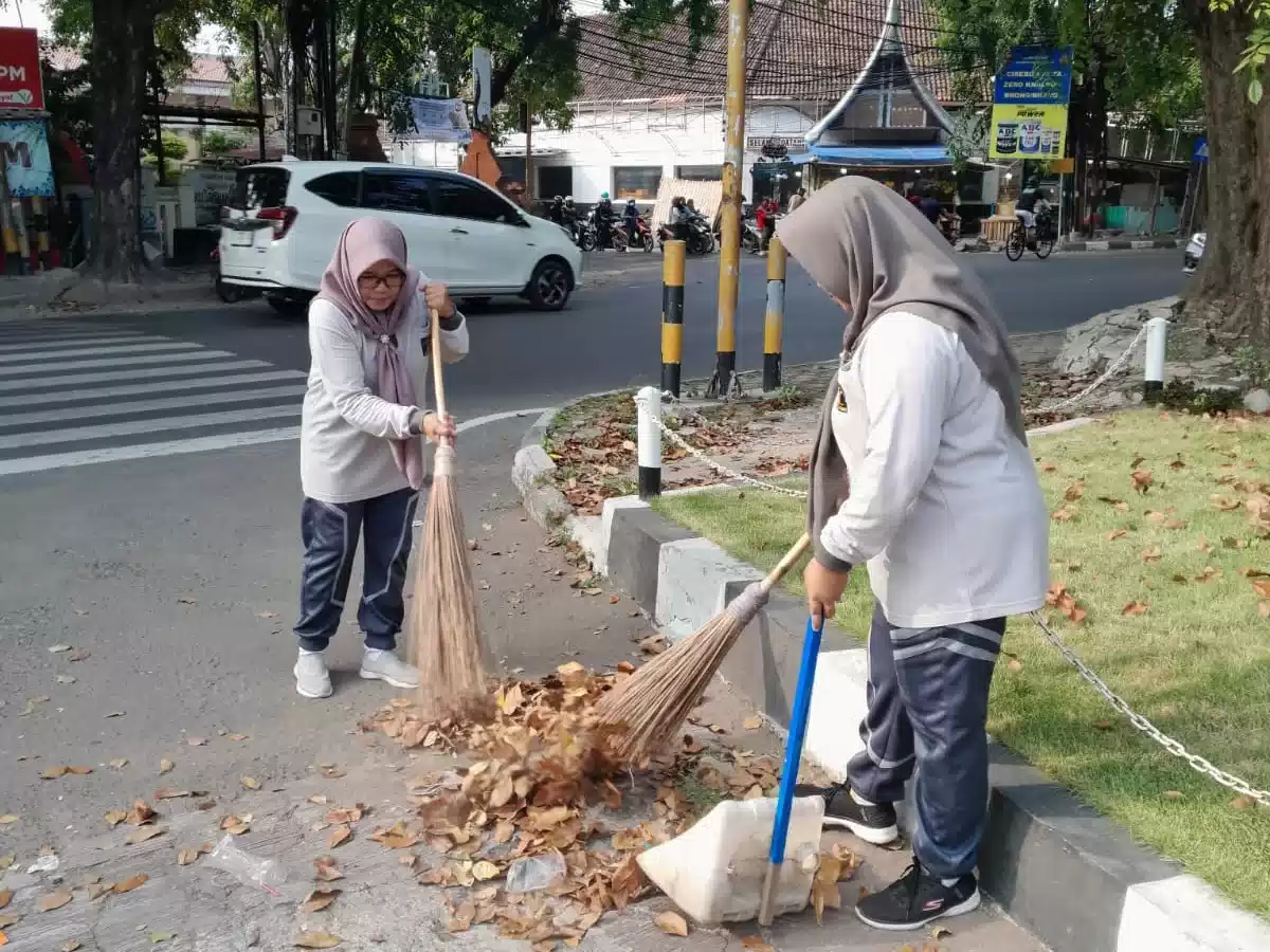 Pegawai Lapas Cirebon Gotong Royong Bersihkan Halaman Sekitar, Simak Selengkapnya