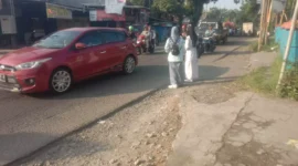 Keterangan Foto: Situasi lalulintas di depan sekolah Nurul Huda Baros Sukamanah.
