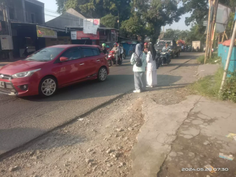 Keterangan Foto: Situasi lalulintas di depan sekolah Nurul Huda Baros Sukamanah.
