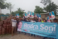 Keterangan foto : Dukungan untuk Andra Soni Gubernur Banten dari buruh Pavling block di Rangkasbitung, Jumat (1/6/2024)
