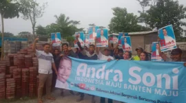 Keterangan foto : Dukungan untuk Andra Soni Gubernur Banten dari buruh Pavling block di Rangkasbitung, Jumat (1/6/2024) 
