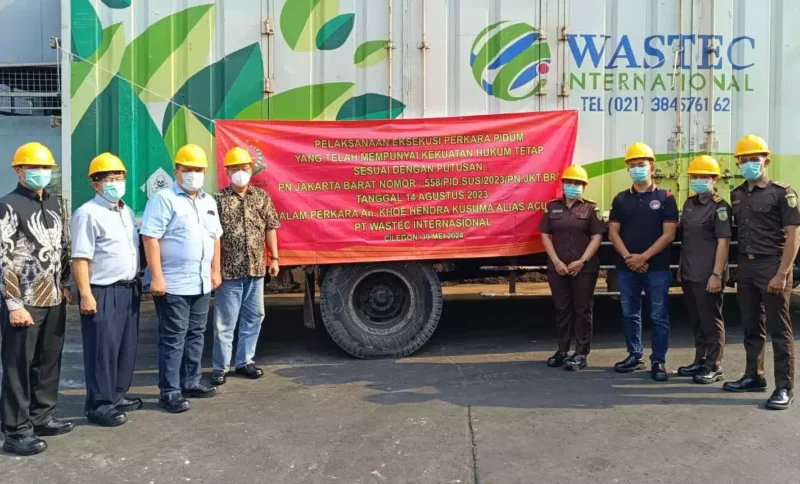 Keterangan foto : Kejaksaan Negeri (Kejari) Jakarta Barat telah melaksanakan pemusnahan berbagai barang bukti seperti kosmetik palsu, senjata tajam, narkotika, obat-obatan terlarang, airsoftgun dan pelurunya, di PT. Wastec Internasional Jl. Australia II Kav H1/2 , KEIC, Warnasari, Citangkil, Cilegon, Banten, pada Kamis (30/5/2024).