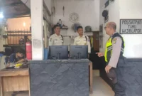 Keterangan Foto: Aipda Rasminto melaksanakan patroli dialogis ke Security Politeknik STMI Jakarta Jalan Lenjend Suprapto Cempaka Putih Jakarta Pusat. Senin (10/6/2024).