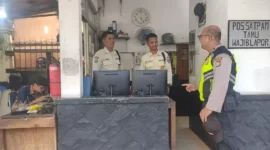 Keterangan Foto: Aipda Rasminto melaksanakan patroli dialogis ke Security Politeknik STMI Jakarta Jalan Lenjend Suprapto Cempaka Putih Jakarta Pusat. Senin (10/6/2024).