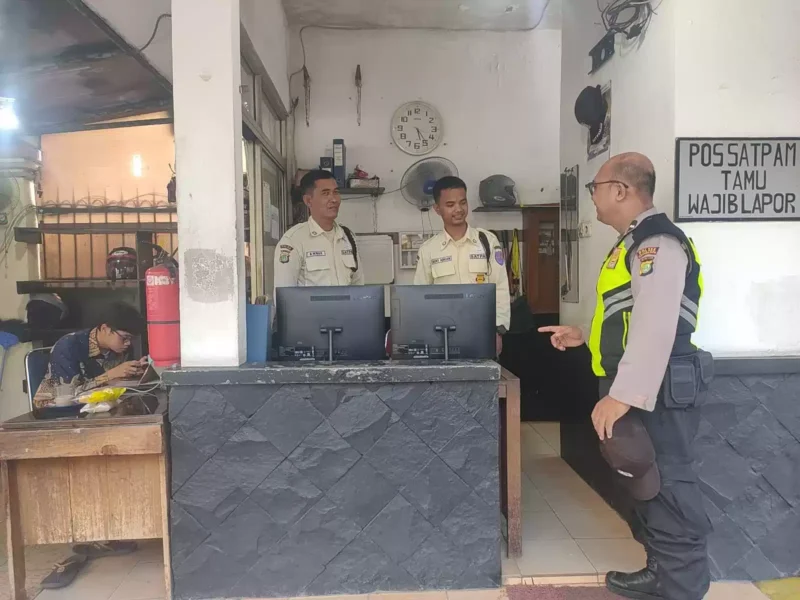 Keterangan Foto: Aipda Rasminto melaksanakan patroli dialogis ke Security Politeknik STMI Jakarta Jalan Lenjend Suprapto Cempaka Putih Jakarta Pusat. Senin (10/6/2024).