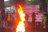 Keterangan foto : Aliansi Badan Eksekutif Mahasiswa (BEM) Banten Bersatu mendesak kejaksaan agung untuk segera mengambil alih perkara kasus alih fungsi lahan milik Pemprov Banten yang kini sudah menjadi daratan, Selasa (11/6/2024)
