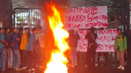 Keterangan foto : Aliansi Badan Eksekutif Mahasiswa (BEM) Banten Bersatu mendesak kejaksaan agung untuk segera mengambil alih perkara kasus alih fungsi lahan milik Pemprov Banten yang kini sudah menjadi daratan, Selasa (11/6/2024) 