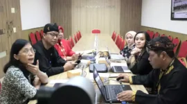 Keterangan foto : Ismail Saleh, Kanwil Jabar, Plh. Kepala Divisi Pelayanan Hukum dan HAM Harun Surya bersama Kepala Subbidang FPPHD Suhartini dan para Perancang PUU Kanwil Jabar, (kamis, 13/6/2024) 