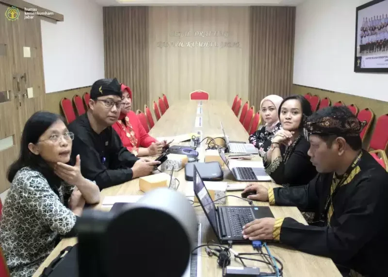 Keterangan foto : Ismail Saleh, Kanwil Jabar, Plh. Kepala Divisi Pelayanan Hukum dan HAM Harun Surya bersama Kepala Subbidang FPPHD Suhartini dan para Perancang PUU Kanwil Jabar, (kamis, 13/6/2024) 