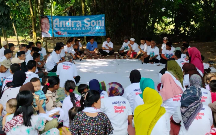 Andra Soni Dengar Keluhan Warga Cibuah Dibawah Pohon Bambu