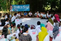 Keterangan foto : Gubernur Banten, Andra Soni saat ngobrol bareng warga di Cibuah, Jumat (13/6/2024)