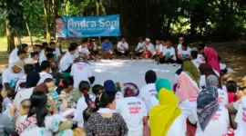 Keterangan foto : Gubernur Banten, Andra Soni saat ngobrol bareng warga di Cibuah, Jumat (13/6/2024) 
