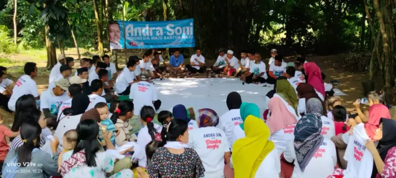 Keterangan foto : Gubernur Banten, Andra Soni saat ngobrol bareng warga di Cibuah, Jumat (13/6/2024) 