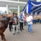 Jaksa Agung Burhanuddin menyerahkan sapi hewan qurban kepada Ketua Forwaka Zamzam Siregar (kemeja putih)