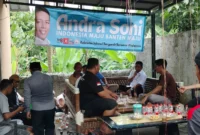 Keterangan foto : Puluhan buruh Papingblock antusias menyambut kehadiran Ketua DPRD Banten Andra Soni ke Kampung Kelapa Tilu, Desa Citeras, Kecamatan Rangnasbitung, Sabtu (15/6/2024)