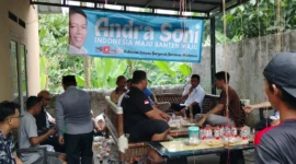 Keterangan foto : Puluhan buruh Papingblock antusias menyambut kehadiran Ketua DPRD Banten Andra Soni ke Kampung Kelapa Tilu, Desa Citeras, Kecamatan Rangnasbitung, Sabtu (15/6/2024) 