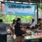 Keterangan foto : Puluhan buruh Papingblock antusias menyambut kehadiran Ketua DPRD Banten Andra Soni ke Kampung Kelapa Tilu, Desa Citeras, Kecamatan Rangnasbitung, Sabtu (15/6/2024) 
