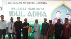 Tim penyembelihan qurban Kejaksaan Tinggi (Kejati) DKI Jakarta menyerahkan 12 ekor sapi ke Rumah Potong Hewan (RPH) Dharma Jaya untuk dilakukan penyembelihan dalam pelaksanaan ibadah qurban pada Hari Raya Idul Adha 1445 Hijriah, atau Selasa (18/6/2024).