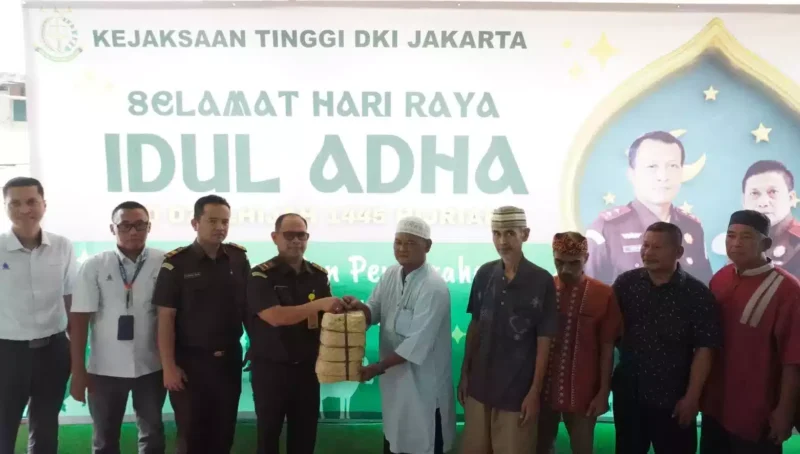 Tim penyembelihan qurban Kejaksaan Tinggi (Kejati) DKI Jakarta menyerahkan 12 ekor sapi ke Rumah Potong Hewan (RPH) Dharma Jaya untuk dilakukan penyembelihan dalam pelaksanaan ibadah qurban pada Hari Raya Idul Adha 1445 Hijriah, atau Selasa (18/6/2024).