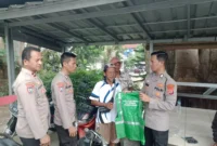 Keterangan poto : Jajaran Polres Lebak Polda Banten yang di wakili, AIPDA Asep Saepul Bahri didampingi PRIPKA Dian Ismail, saat bersilaturahmi ke pangkalan ojek ona, dan membagikan rompi serta sarungtangan kepada komunitas ojek ona.( Dok Istimewa )