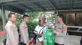 Keterangan poto : Jajaran Polres Lebak Polda Banten yang di wakili, AIPDA Asep Saepul Bahri didampingi PRIPKA Dian Ismail, saat bersilaturahmi ke pangkalan ojek ona, dan membagikan rompi serta sarungtangan kepada komunitas ojek ona.( Dok Istimewa )