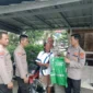 Keterangan poto : Jajaran Polres Lebak Polda Banten yang di wakili, AIPDA Asep Saepul Bahri didampingi PRIPKA Dian Ismail, saat bersilaturahmi ke pangkalan ojek ona, dan membagikan rompi serta sarungtangan kepada komunitas ojek ona.( Dok Istimewa )
