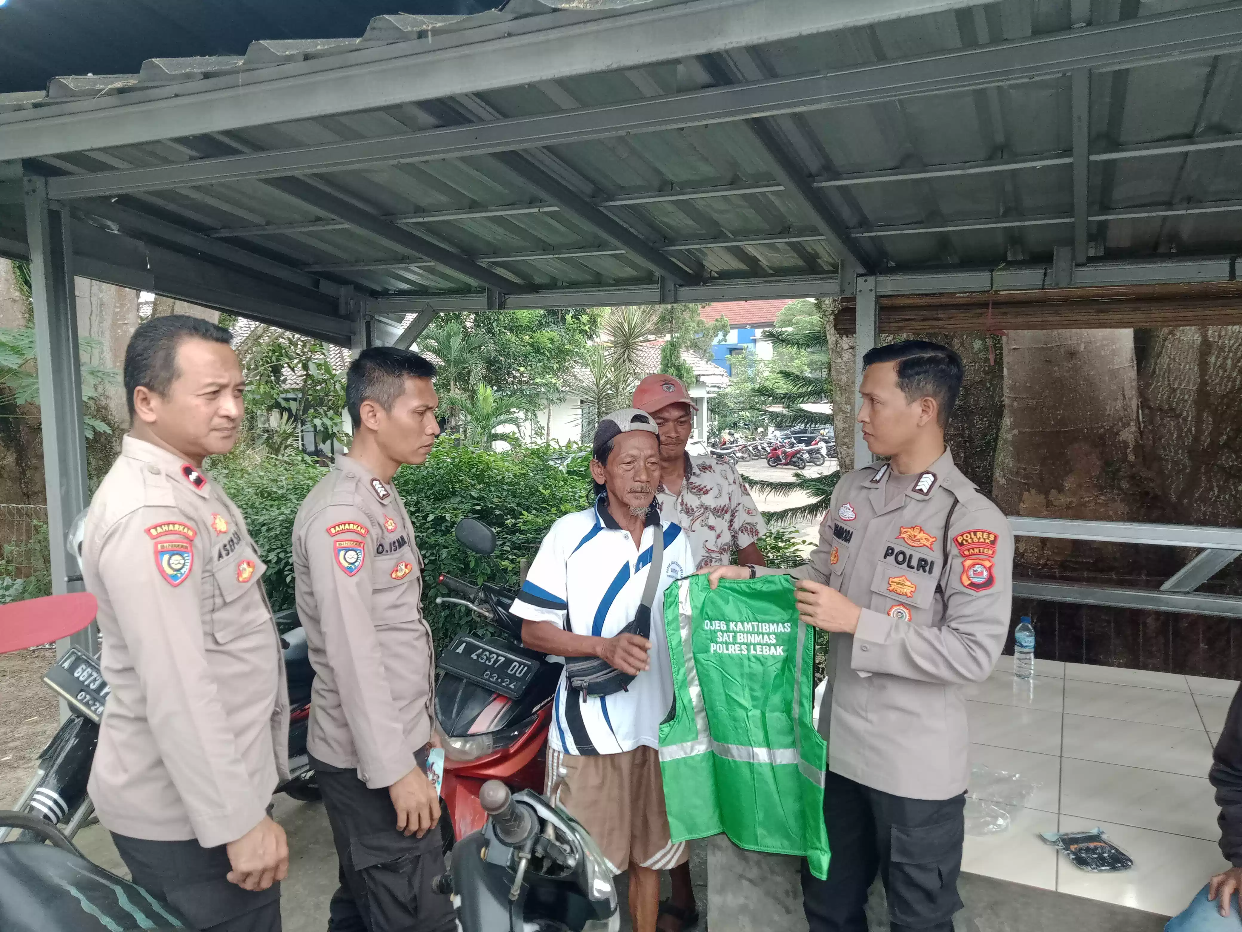 Bentuk Sinergitas dan Pembinaan Kantibmas Polres Lebak Bagikan Rompi Kepada Para Ojek