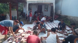 Keterangan poto : Suasana kegiatan pemotongan Hewan Qurban di Mesjid Nurul Al - Qorni yang berlokasi di BTN Graha Pasir Ona 2 Desa Rangkasbitung Timur. 17/6/2024