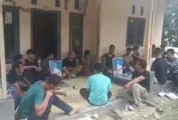 Keterangan foto : Puluhan Pemuda dari Pasir Pogor, Kecamatan Cibadak, Lebak menyabut baik tentang pernyataan Andra Soni yang siap maju sebagai Calon Gubernur Banten, Senin (2/6/2024)