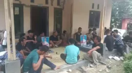Keterangan foto : Puluhan Pemuda dari Pasir Pogor, Kecamatan Cibadak, Lebak menyabut baik tentang pernyataan Andra Soni yang siap maju sebagai Calon Gubernur Banten, Senin (2/6/2024) 