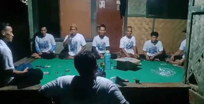 Keterangan foto : Ketua Paguyugan Kampung Cikondang, Desa Sukadaya, Kecamatan Cikulur Ustad Napis mendukung Relawan Jokowi Bergerak Bersama Prabowo Provinsi Banten untuk menangkan Andra Soni Calon Gubernur Banten, Selasa (25/6/2024) 