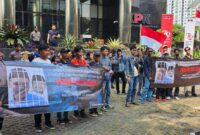 Keterangan Foto: Sejumlah masyarakat melakukan unjuk rasa di depan kantor komisi pemberantasan korupsi (KPK) meminta Mentri agama Yaqut Segera di periksa terkait dugaan korupsi kuota haji.
