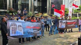Keterangan Foto: Sejumlah masyarakat melakukan unjuk rasa di depan kantor komisi pemberantasan korupsi (KPK) meminta Mentri agama Yaqut Segera di periksa terkait dugaan korupsi kuota haji.