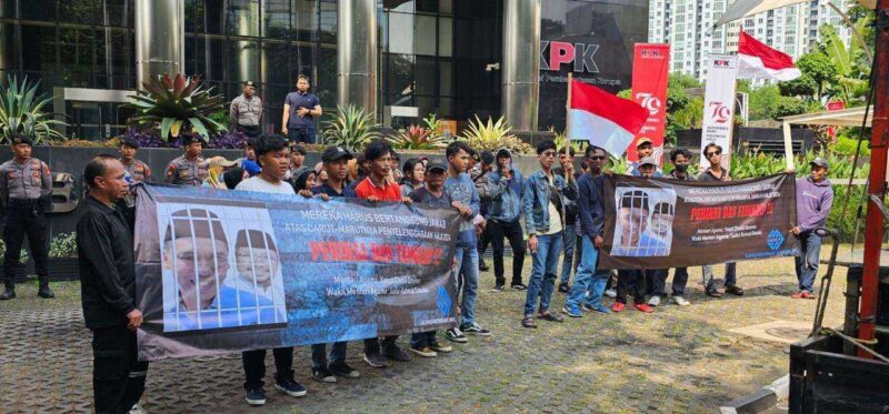 Keterangan Foto: Sejumlah masyarakat melakukan unjuk rasa di depan kantor komisi pemberantasan korupsi (KPK) meminta Mentri agama Yaqut Segera di periksa terkait dugaan korupsi kuota haji.