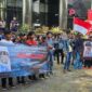Keterangan Foto: Sejumlah masyarakat melakukan unjuk rasa di depan kantor komisi pemberantasan korupsi (KPK) meminta Mentri agama Yaqut Segera di periksa terkait dugaan korupsi kuota haji.