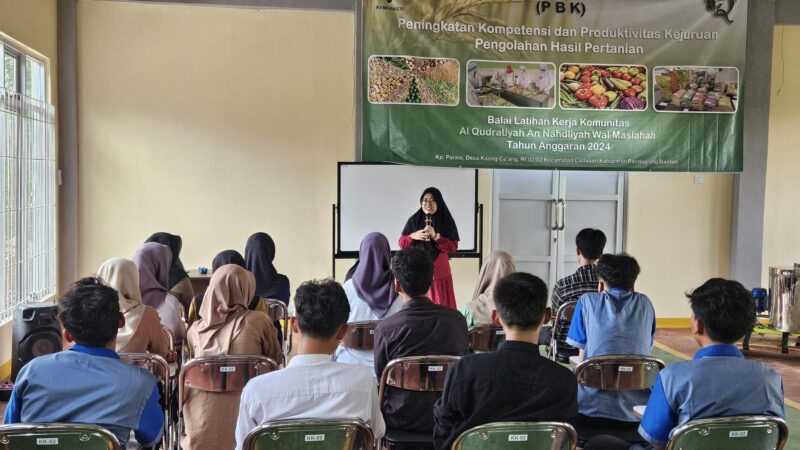 Keterangan Foto: Ketua Pimpinan Cabang Fatayat NU Kota Tangerang Noni Menawati dalam acara Pelatihan Berbasis Kompetensi yang diadakan oleh Balai Latihan Kerja Komunias (BLKK) Al Qudratiyah Pandeglang, Selasa 2/7/2024.