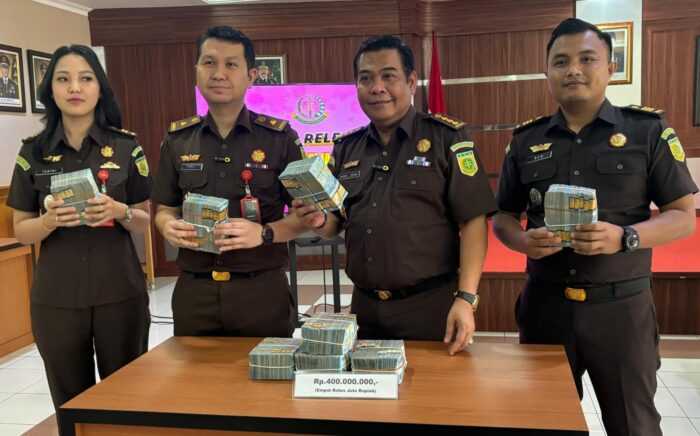 Pembayaran Denda Korupsi Terpidana Suhartono dan Iwan Setiawan Sebesar 400 Juta