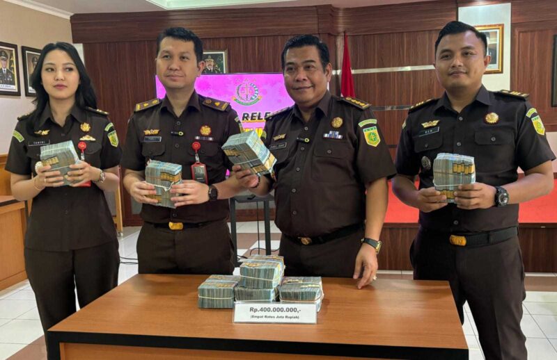 Keterangan foto : Tanda Bukti Pembayaran Denda Korupsi Terpidana Suhartono dan Iwan Setiawan Sebesar 400 Juta ke kejari Jakbar, (Rabu, 3/7/2024) 