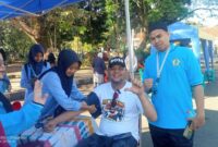 Keterangan poto : Suasana team kesehatan saat melakukan pemeriksaan kepada salah satu masyarakat saat kegiatan Pemeriksaan Kesehatan secara massal yang di gelar SMK PGRI Rangksbitung dalam rangka ikut memeriahkan HUT Bhayangkara ke 78 Tahun. di Alun - alun Rangkasbitung