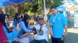 Keterangan poto : Suasana team kesehatan saat melakukan pemeriksaan kepada salah satu masyarakat saat kegiatan Pemeriksaan Kesehatan secara massal yang di gelar SMK PGRI Rangksbitung dalam rangka ikut memeriahkan HUT Bhayangkara ke 78 Tahun. di Alun - alun Rangkasbitung