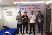 Keteranagan poto : Wakil Ketua PWI Sepatan saat poto bersama dengan jajaran FWJI Banten saat melakukan kunjungan ke sekertariat FWJI.