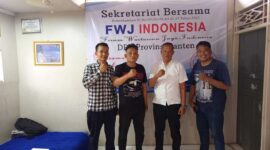 Keteranagan poto : Wakil Ketua PWI Sepatan saat poto bersama dengan jajaran FWJI Banten saat melakukan kunjungan ke sekertariat FWJI.