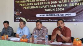 Keterangan foto : Komisi Pemilihan Umum Kabupaten Dairi Sumatera Utara (KPU Dairi) menggelar Rapat Koordinasi Peran Media Center bersama para insan pers, di Hotel Mutiara, Jalan Perluasan Dairi, pada Rabu (03/07/2024)