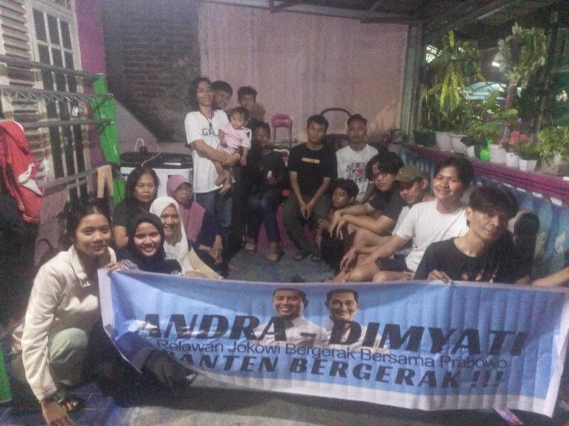 Keterangan foto : Milenial dan Gen Z Relawan Jokowi Bergerak Bersama Prabowo (RJBBP) Provinsi Banten terus masif deklarasikan kemenangan Andra Soni – Akhmad Dimyati Natakusumah di setiap kecamatan, Rabu (10/7/2024) 