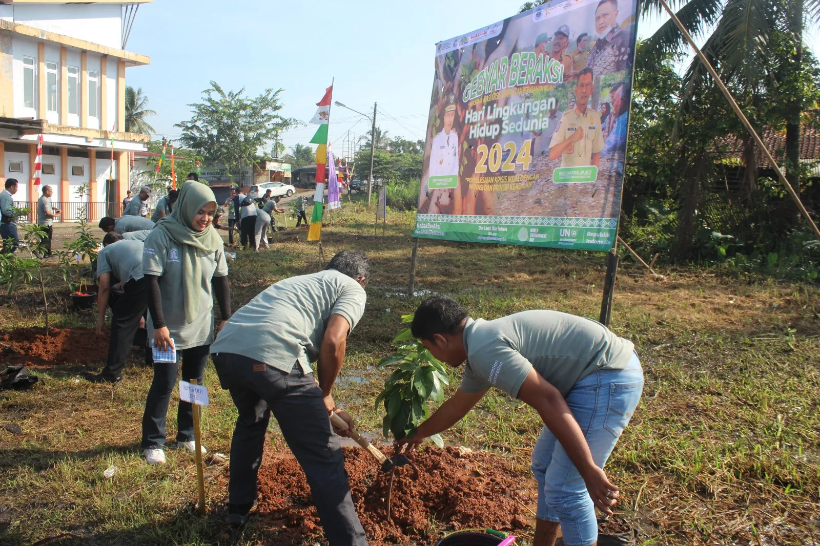 Sambut Hari Lingkungan Hidup Sedunia : Kadis LH Lebak Bagikan Ratusan Pohon ke 28 Kecamatan