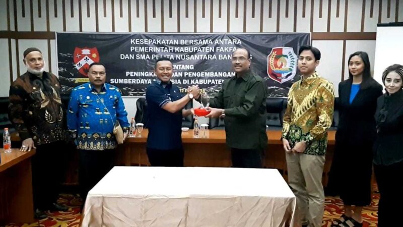 Keterangan foto : Untung Tamsil melaksanakan Memorandum of Understanding (MoU) dengan Yayasan Harapan Bangsa Indonesia Maju, Ida Bagus Dharma Gautama, S.H., dan langsung menanda tangani naskah perjanjian, Senin (8/7/2024) 