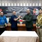 Keterangan foto : Untung Tamsil melaksanakan Memorandum of Understanding (MoU) dengan Yayasan Harapan Bangsa Indonesia Maju, Ida Bagus Dharma Gautama, S.H., dan langsung menanda tangani naskah perjanjian, Senin (8/7/2024) 
