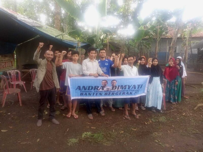 Keterangan foto : Warga Kecamatan Gunungsari Deklarasikan dukungan Andra Soni maju Gubernur Banten, (Kamis, 11/7/2024) 