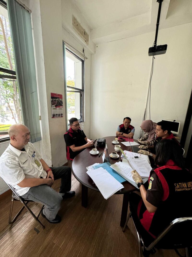 Keterangan foto : Kejaksaan Negeri (Kejari) Kota Bandung menggeledah Kantor Unit Layanan Pengadaan (ULP) di lingkungan Pemerintah Kota (Pemkot) Bandung, Kamis (10/7/2024) 